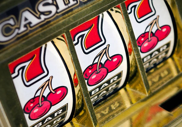 Buffalo King slot game interface showing five reels and grassland-themed symbols on the pong platform
